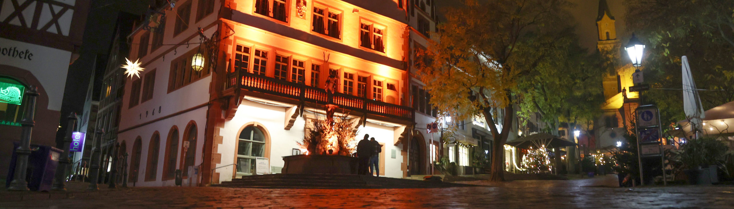 © Fritz Kopetzky, Altes Rathaus und Brunnen - ZONTA Weinheim e.V., 25.11.2020